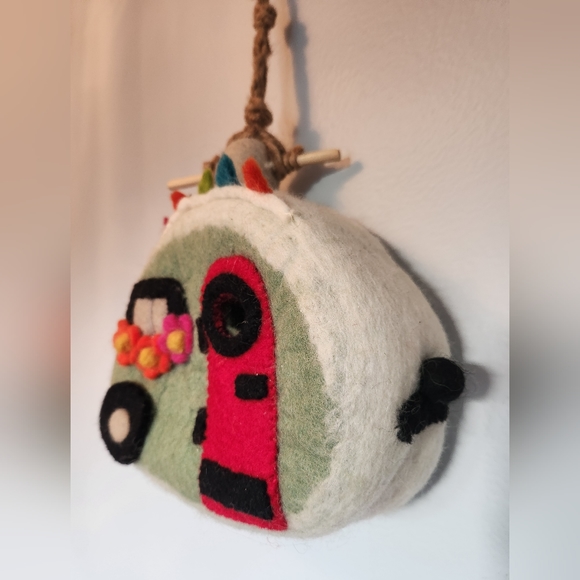 Felt Retro Camper Birdhouse - Picture 2 of 4